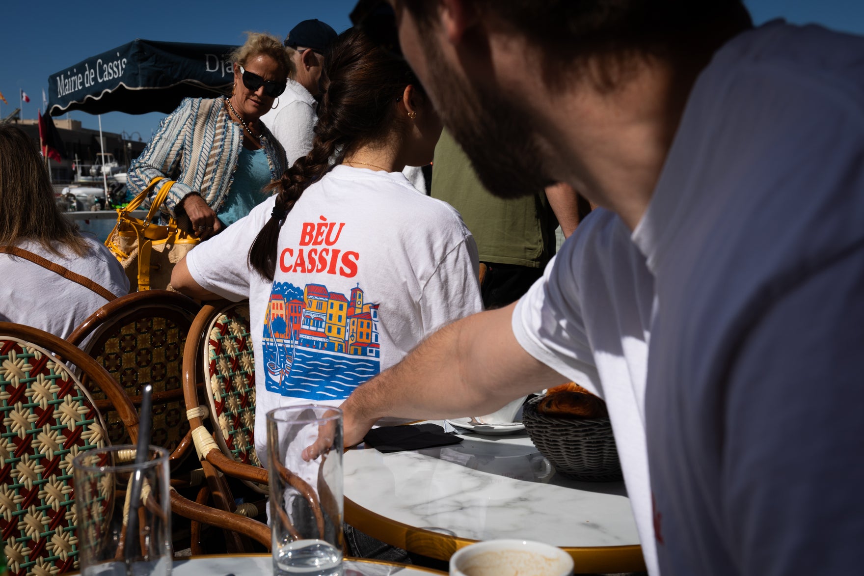 Un café le matin, un verre en fin de journée, les barques juste devant. Le port, c’est souvent le premier souvenir de Cassis.