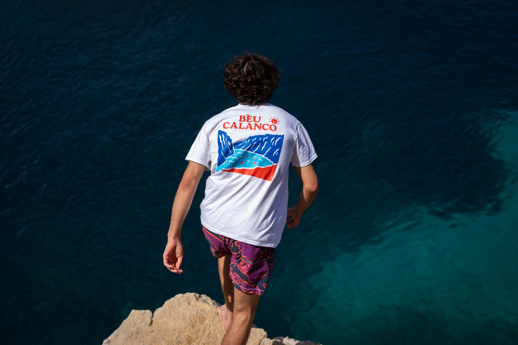 Entre Port-Miou et En-Vau, la roche calcaire tient à 90 degrés au-dessus de la tête et l'eau en dessous change de couleur selon où tu regardes.